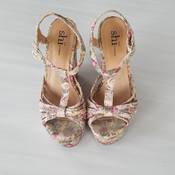 Floral Wedge - Picture 2 of 6